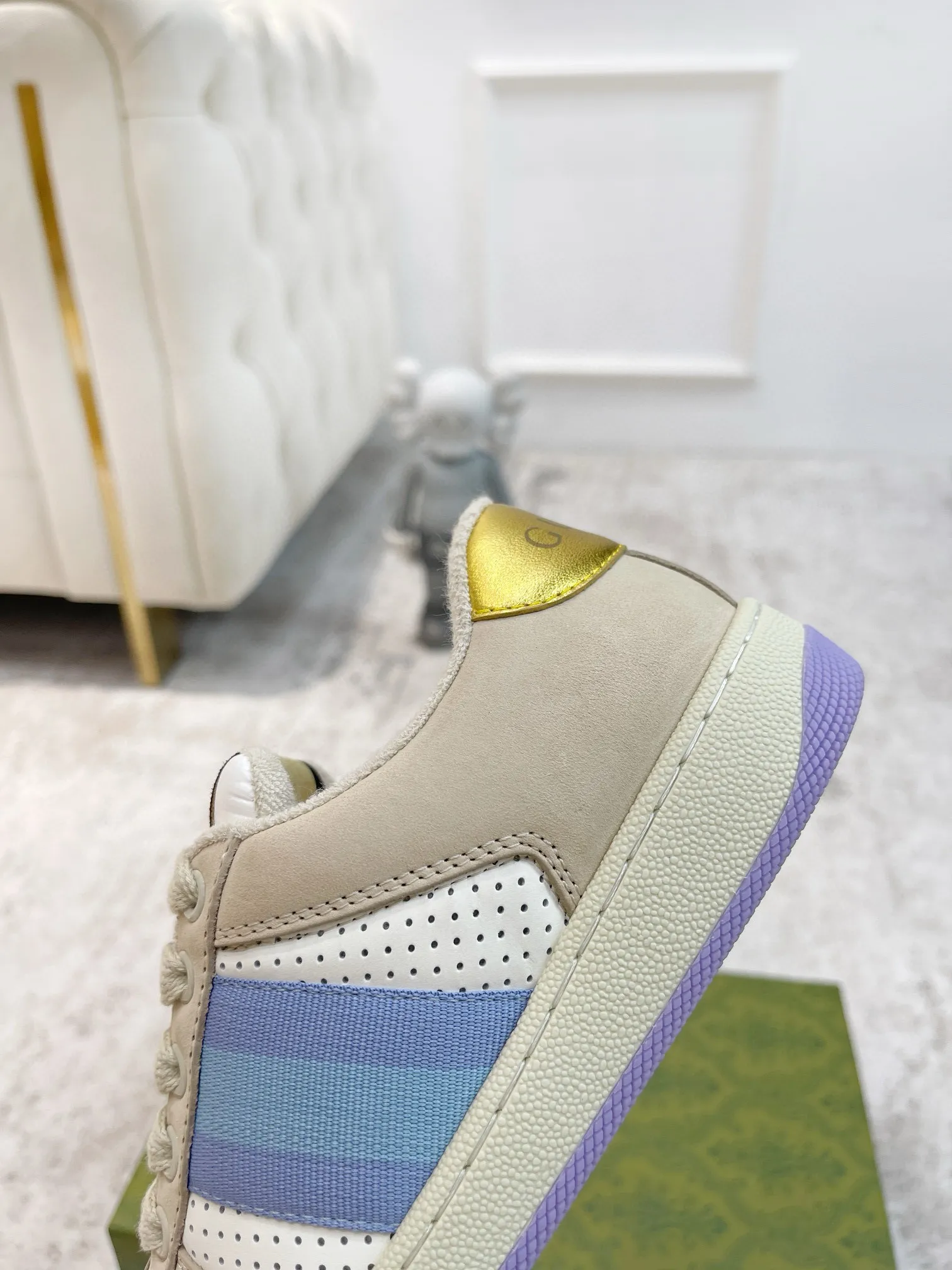 Ex-factory price: 540💰 GUCCI Gucci's newly upgraded back cover lining, top-notch old dirty shoes, classic casual sports shoes for couples, retro sneakers and old G family dirty shoes, updated at the counter simultaneously! ①The shoe upper has the same water-based edge coating process as the original version⚠️The ordinary oil edges on the market have a strong glue feel and are easy to fall off! Grade A first-layer nubuck leather (with pores)/matching computer embroidered double G cloth, high-density terry velvet lining. ② A PVC transparent small round mark sealing line is added to the details of the midsole. The mold is opened six times and the jewelry craftsmanship is used to customize the two-color double G buckle, striving to be the same as the original version. A pair of buttons is more than three times more expensive than ordinary buckles on the market. ③An old two-color washable label, the chip is placed on the outer waist of the right foot, the entire shoe is completely hollowed out with rubber technology, TUP material (rubber to distinguish the market) with the latest green packaging from the counter, 3D printed handbag, and a pair of shoelaces. There is no pressure when entering and exiting the counter. You can buy a 1:1 accurate replica of the original version and modify and upgrade it repeatedly. The details are perfectly restored, the materials are all customized, and they are truly top-notch. Please look at the details clearly to identify the quality. Upper: First-layer frosted cowhide/embroidered double G cloth. Lining: original high-density velvet lining. Foot pads: original pearlescent sheepskin. Outsole: private molded vacuum TPU material. Packaging: original top-grade full set packaging at the counter. Shoe size: women's size 35-40, men's size 39-44 (men's size 38, 45🉑️customized, non-returnable)